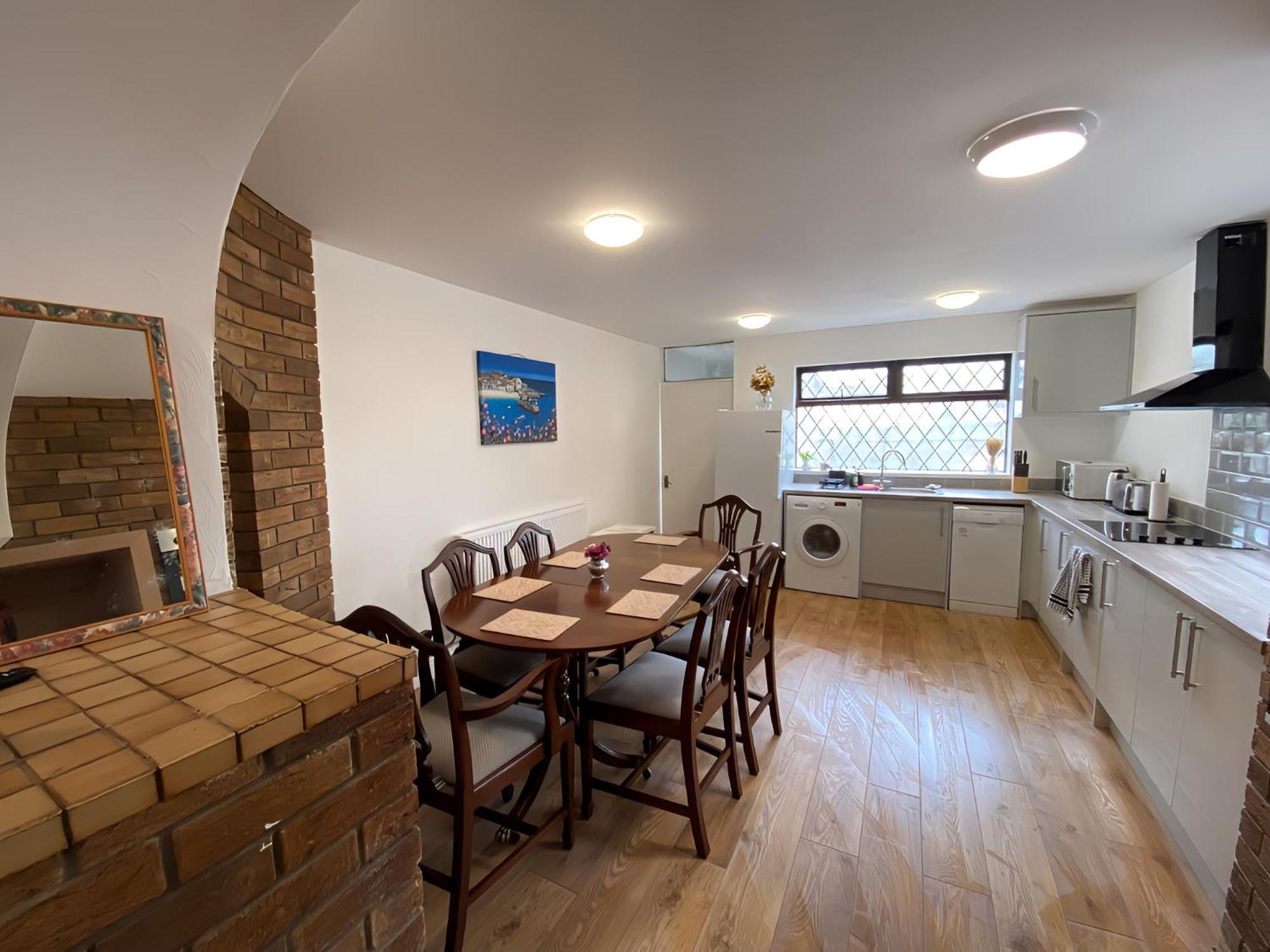 4-Bedroom Home - Perfect For Those Working In Bridgend - By Tailored Accommodation Esterno foto